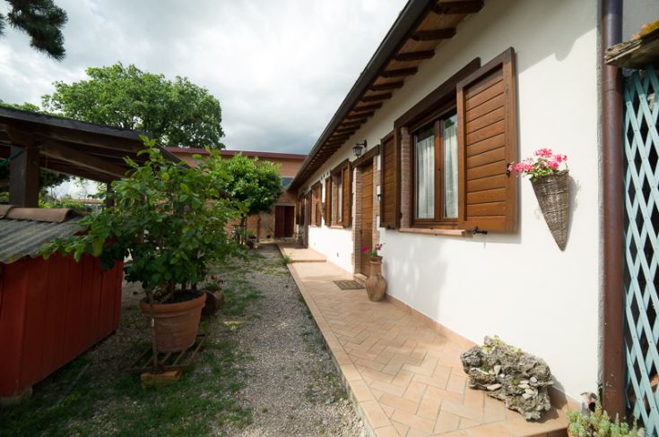 Struttura caratteristica immersa nel verde, adatta per momenti di relax e passeggiate nella natura.