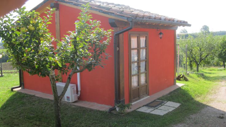 Struttura immersa nel verde, circondata da colline e uliveti, ideale per momenti di tranquillità e passeggiate.