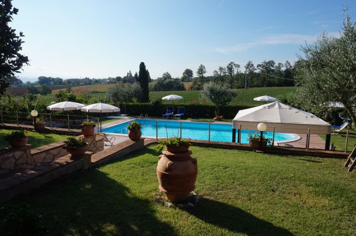 Spazio di relax con piscina immersa nel verde, perfetta per godere della natura e esplorare l'Umbria.