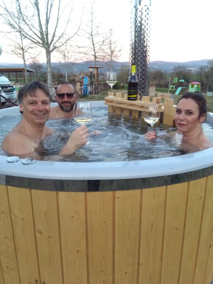 Attimi di tranquillità in un idromassaggio all'aperto, circondati da un bel panorama naturale.