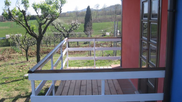 Una terrazza tranquilla che offre una panoramica sulla campagna umbra, con ulivi e vigneti circostanti.