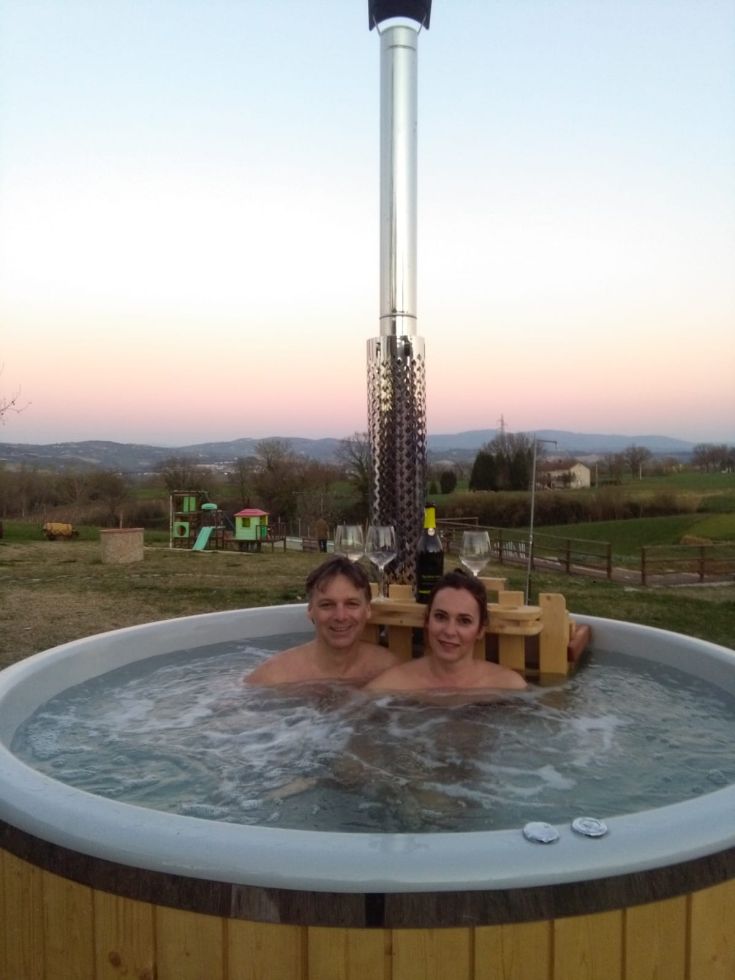 Attimi di tranquillità in una vasca idromassaggio immersi nella natura dell'Umbria.