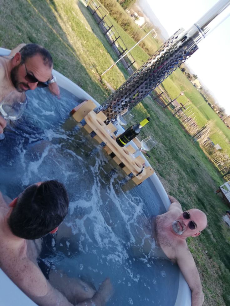 Momenti di relax in vasca idromassaggio con amici, immersi nel verde della natura.