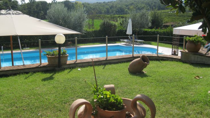Agriturismo con piscina, immerso tra uliveti e vigneti, perfetto per momenti di relax e passeggiate nella campagna umbra.