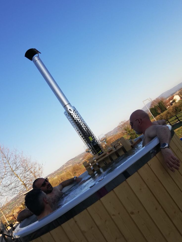 Un momento di relax in un ambiente naturale, circondato da colline verdi e serenità.