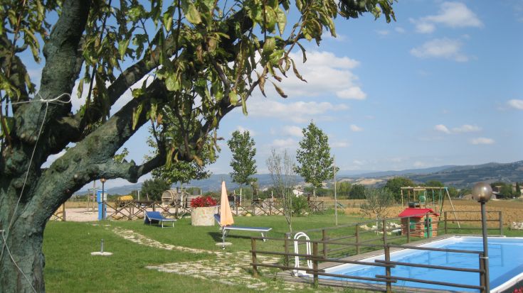Struttura situata nella natura umbra, dotata di piscina e spazi verdi, perfetta per momenti di relax.