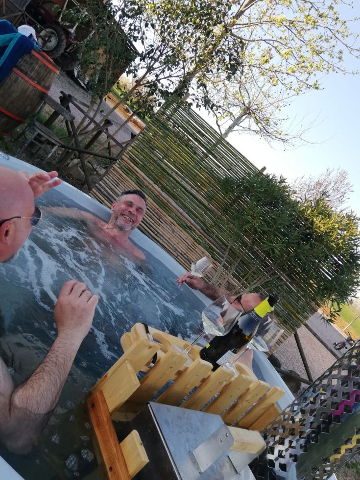 Un attimo di tranquillità in un idromassaggio immerso nel verde.