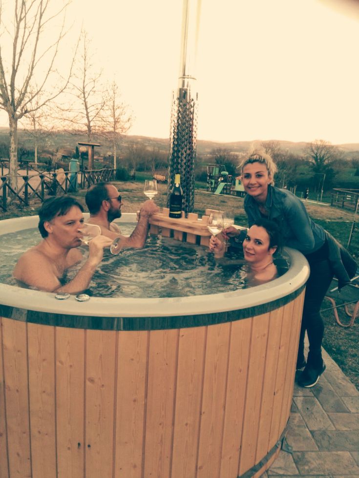 Un momento di relax in un idromassaggio, circondato da amici e un piacevole panorama.