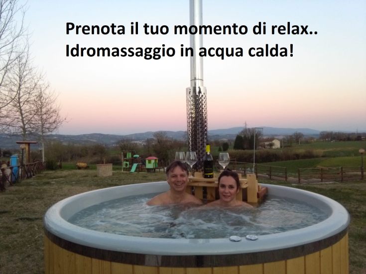 Rilassamento in idromassaggio immersi nella natura umbra, sotto un cielo sereno.