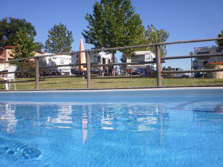 Location tranquilla con piscina, uliveti e ampi spazi verdi immersi nella natura umbra.