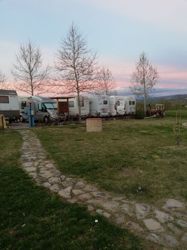 Un agriturismo situato nella campagna umbra, perfetto per escursioni e momenti di tranquillità.