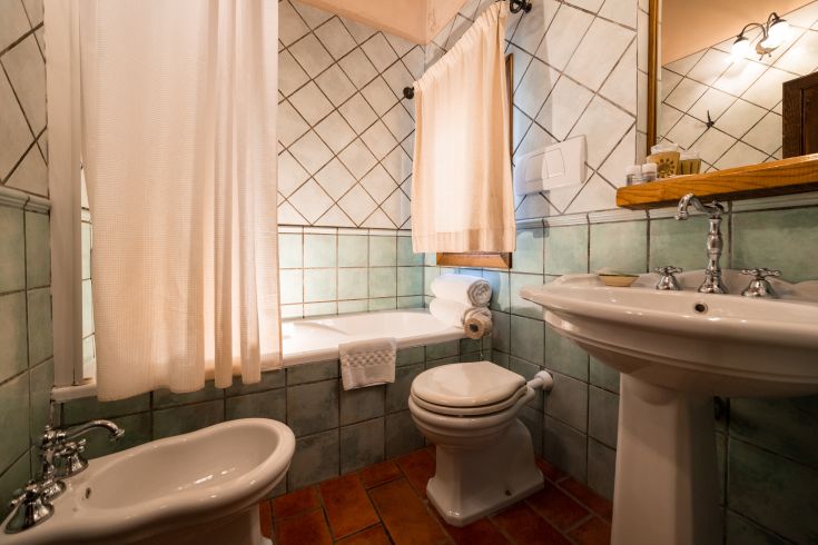 Bagno progettato per il relax, con piastrelle in ceramica e una comoda vasca da bagno.