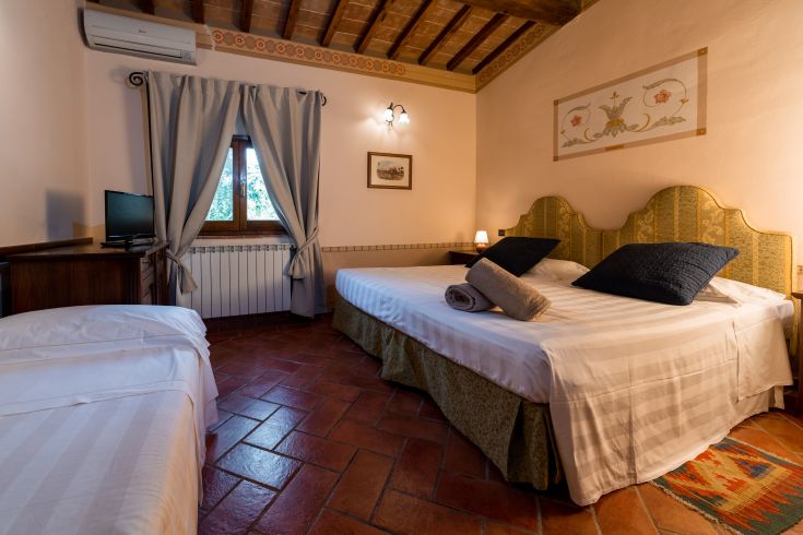 Camera semplice e confortevole con letti comodamente sistemati, adatta per un soggiorno tranquillo.