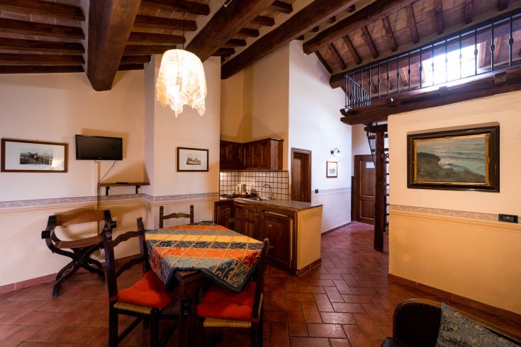 Accogliente appartamento in un agriturismo, con zona giorno e cucina dallo stile rustico, ideale per momenti di relax.