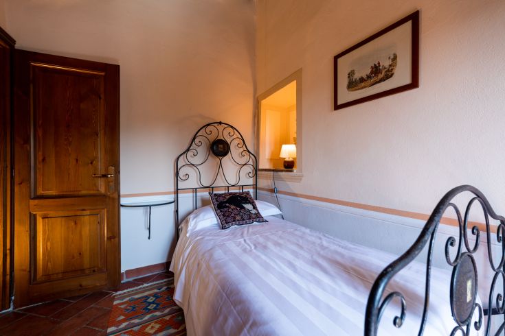 Camera confortevole con un letto matrimoniale e decorazioni semplici, adatta per un soggiorno tranquillo.