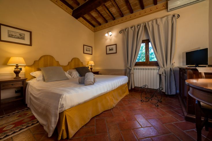 Una camera confortevole con mobili di stile classico, affacciata su un panorama naturale.