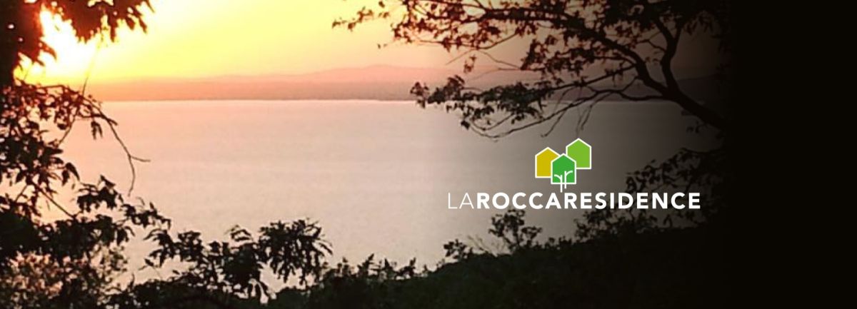 Une scène de coucher de soleil sur le lac Trasimeno, entouré de verdure et de tranquillité.