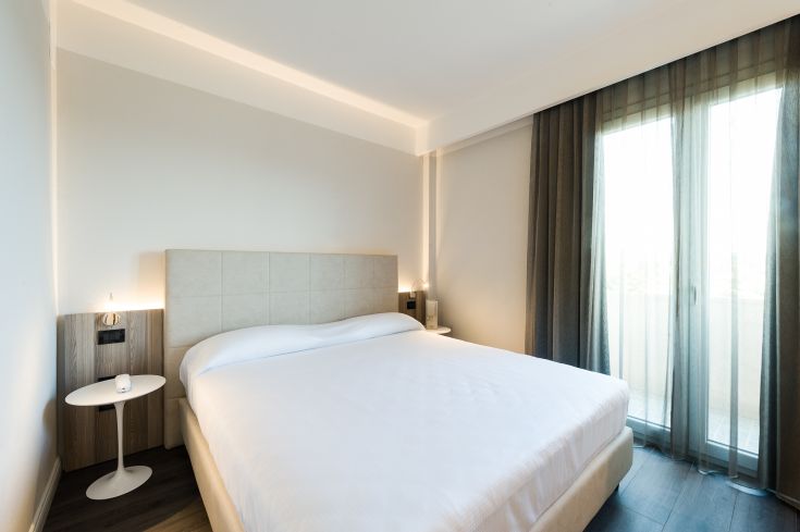 Camera caratterizzata da un letto matrimoniale e ampia finestra per entrare la luce. Balcone accessibile.