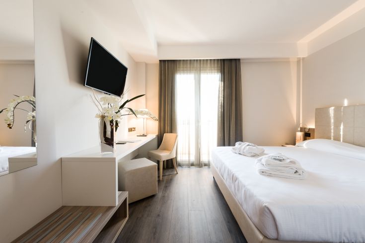 Camera accogliente con TV e comfort moderni, perfetta per momenti di relax e piccole sessioni di lavoro.