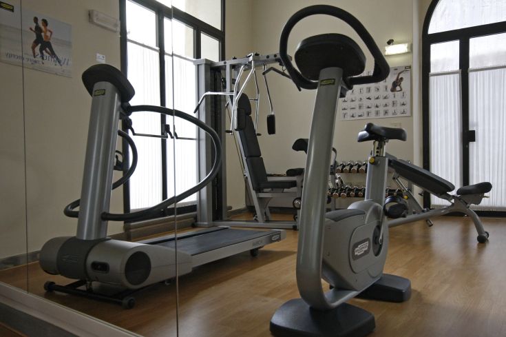 Palestra attrezzata con macchine Tecnogym in un ambiente luminoso e funzionale.