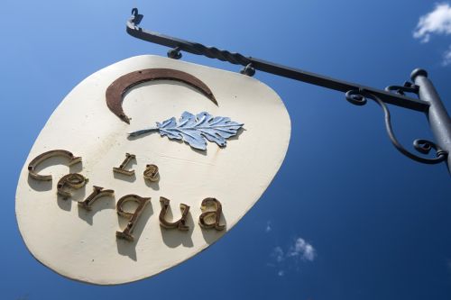 Sign of the Organic Farm, La Cerqua, located in a rural area surrounded by nature.