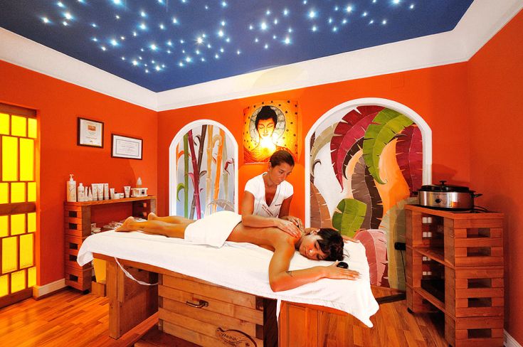 Spazio tranquillo adibito a massaggi, caratterizzato da tonalità soft e semplici decorazioni.