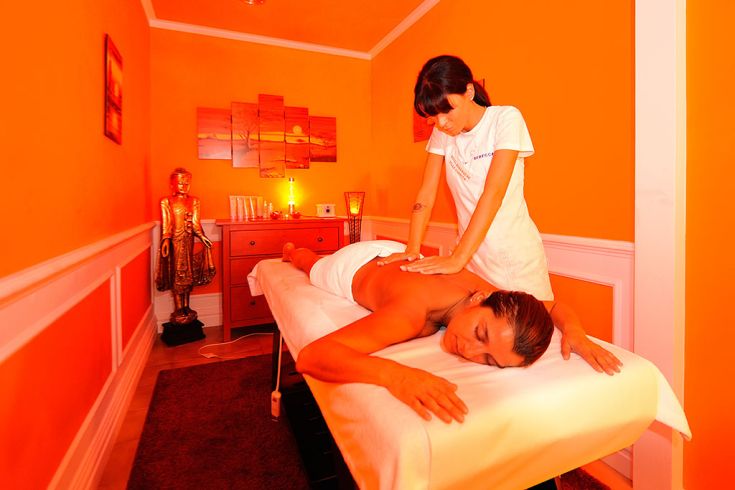 Un trattamento di massaggio eseguito in un ambiente confortevole e sereno, ideale per il relax.