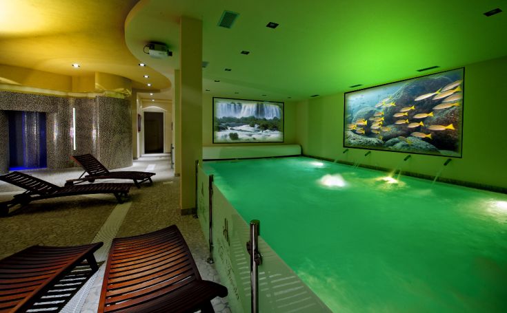 Spazio benessere con piscina interna e giochi d'acqua, perfetto per momenti di relax.