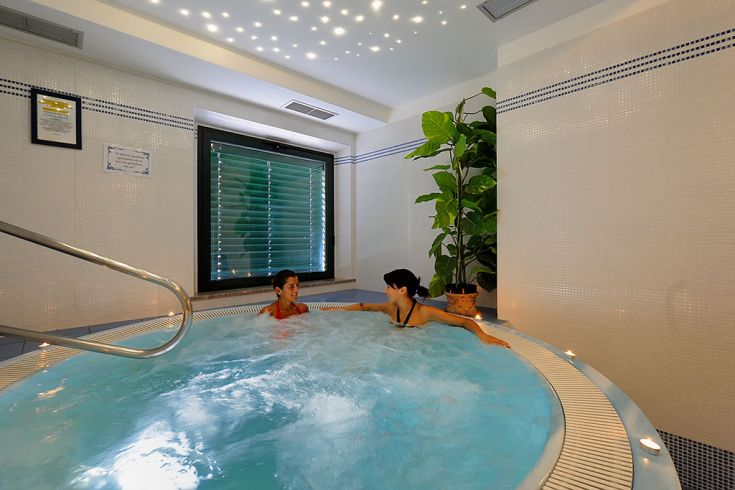 Momenti di tranquillità in una vasca idromassaggio, immersi in un ambiente confortevole e rilassante.