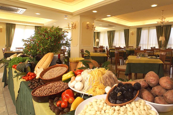 Un'area del ristorante che presenta una selezione di ingredienti freschi, come verdure e pasta.