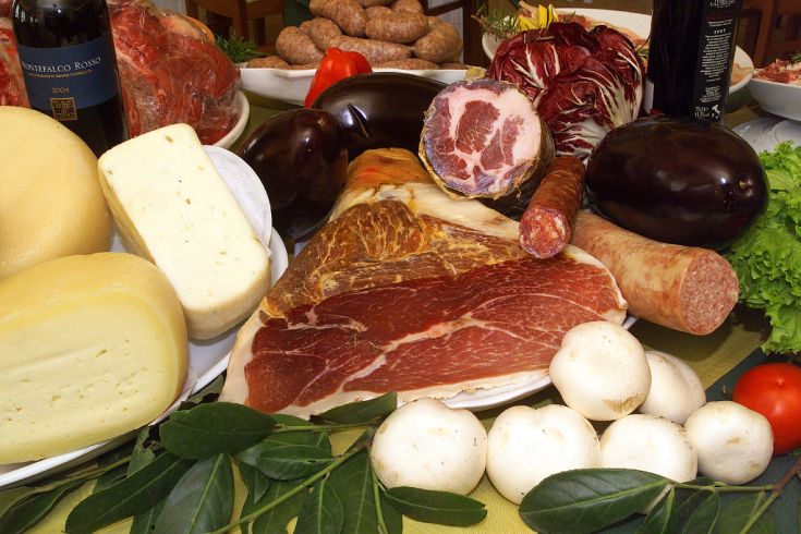 Un insieme di salumi, formaggi e verdure fresche, rappresenta la tradizione culinaria italiana.