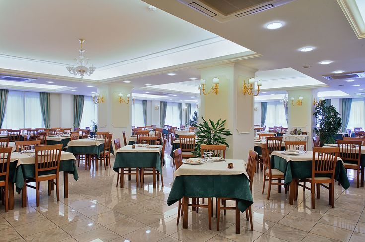 Ristorante dell'hotel con tavoli ben disposti in un ambiente tranquillo, perfetto per assaporare piatti tipici locali.