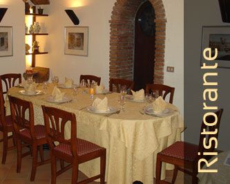 Ristorante curato con tavolo apparecchiato, situato in una zona centrale e storica.