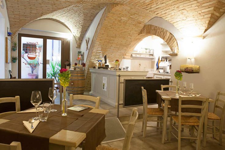 Ristorante situato nel centro di una città umbra, con un'atmosfera piacevole e arredamento semplice, specializzato in piatti tipici della cucina locale.