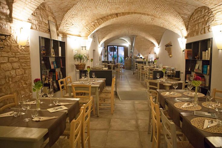 Ristorante con stile medievale, perfetto per assaporare specialità umbre in un ambiente caloroso e conviviale.