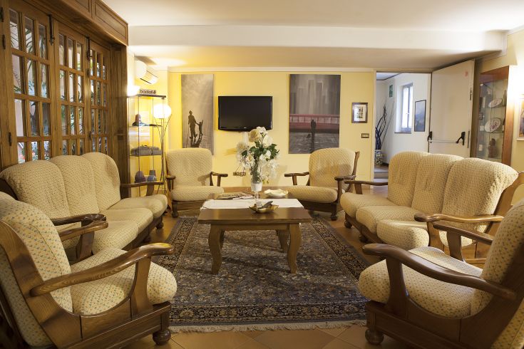 Un salotto confortevole con divani e un tavolo in legno, perfetto per rilassarsi in compagnia.