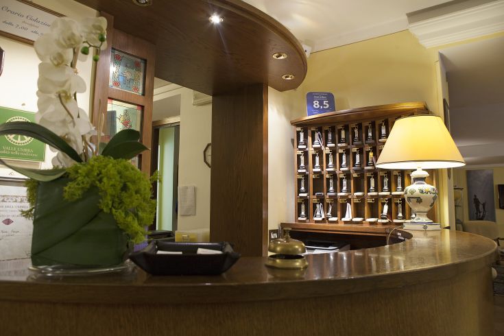 Reception di un albergo, decorata con fiori e particolari eleganti.