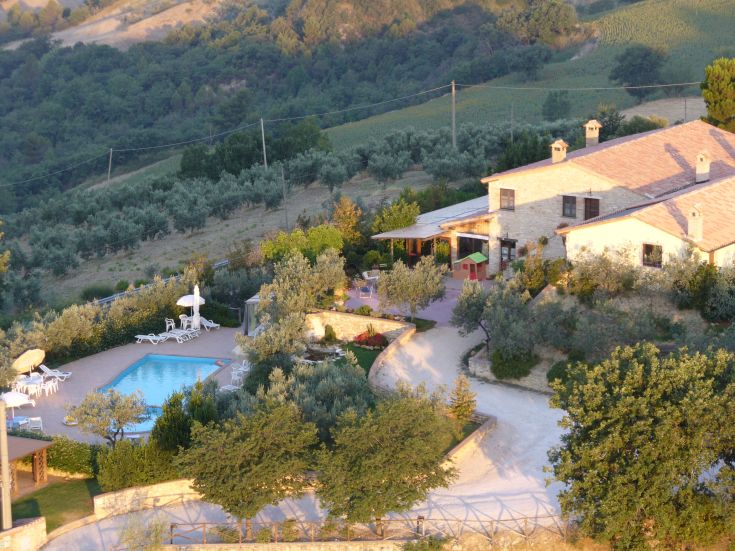 Un agriturismo accogliente in Umbria, con piscina all'aperto e scenari naturalistici. Ideale per momenti di relax.
