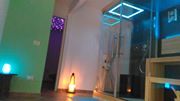 Un ambiente moderno e confortevole con luci soffuse che contribuiscono a un'atmosfera accogliente.