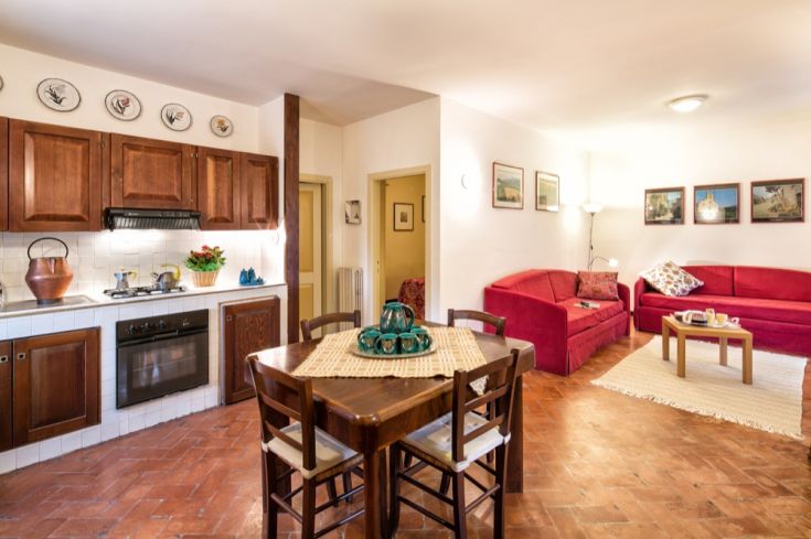 Appartamento con cucina e soggiorno ben arredati, che offre un ambiente luminoso e confortevole.