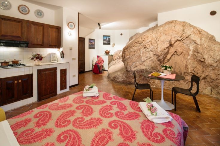 Appartamento caratterizzato da elementi naturali e arredi semplici e confortevoli.