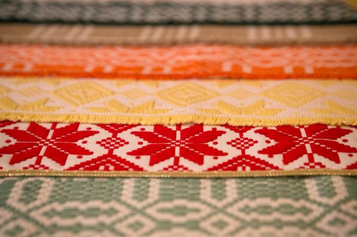 Tessuti variopinti con motivi geometrici ben delineati. Si notano dettagli nei colori e nei disegni.
