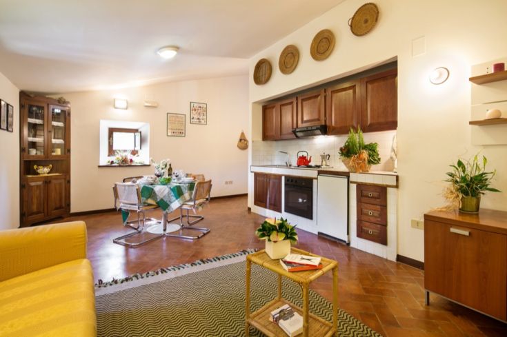 Accogliente appartamento in un borgo con cucina completa e zona giorno, ideale per un soggiorno tranquillo.