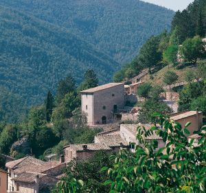 Torre in pietra del XV secolo, Residence Menotre dispone di appartamenti nel caratteristico borgo di Rasiglia.