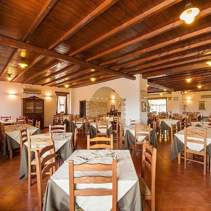 Ein Restaurant mit gut angeordneten Tischen, sanft beleuchtet in einer warmen und einladenden Atmosphäre.