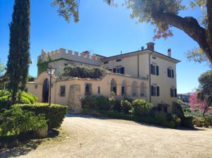 Elegante villa circondata da colline verdi dell'Umbria, con camere accoglienti e servizi di qualità.