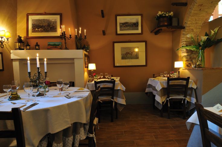 Ristorante con un ambiente gradevole, tavoli ben apparecchiati e dettagli d'arredo classici, adatto per cene intime.