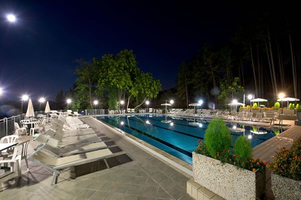 Piscina privata circondata da vegetazione, perfetta per momenti di relax in un ambiente tranquillo.