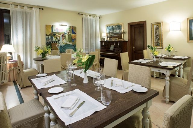 Un restaurant raffiné avec une ambiance confortable et soignée, idéal pour des dîners entre amis.