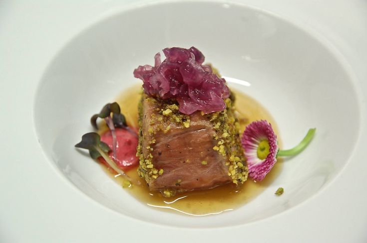 Un plat joliment présenté avec des ingrédients frais et des décorations simples.